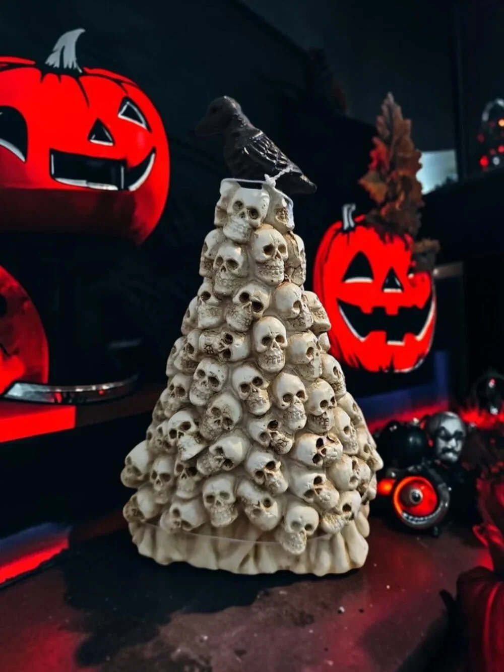 Halloween Skull Tree LED – Stacked Skulls with Crow Figurine – Spooky Gothic Déc